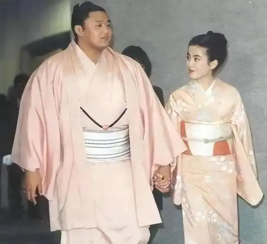 纪实:她14岁被母亲送给导演,拍裸体写真,被母亲操控人生真可悲