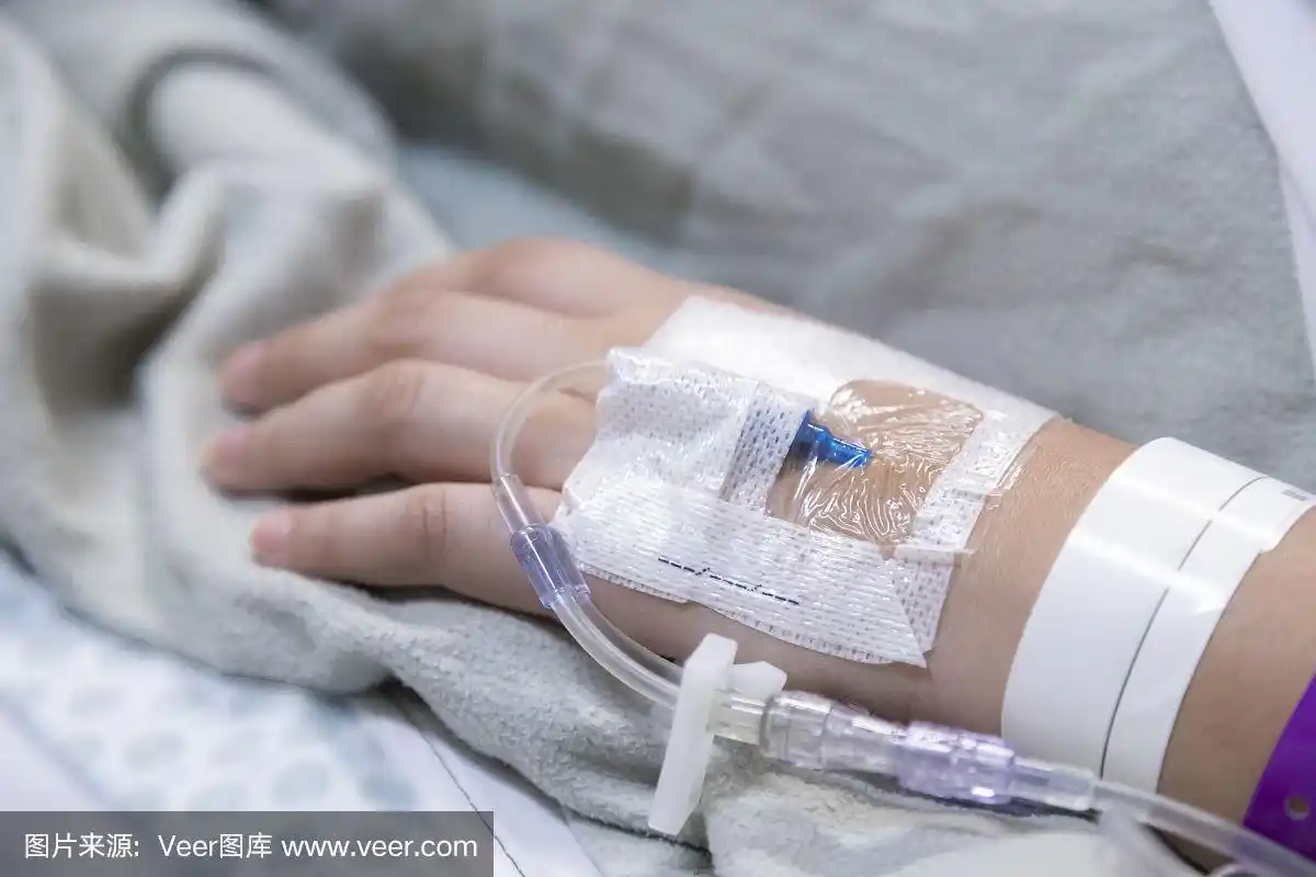 在医院给病人的手上静脉滴注生理盐水