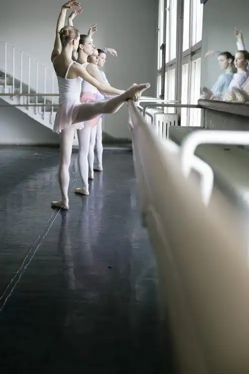 正在压腿的女性舞蹈演员高清图片图片