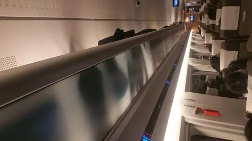 行李架比一般的高铁要高且宽