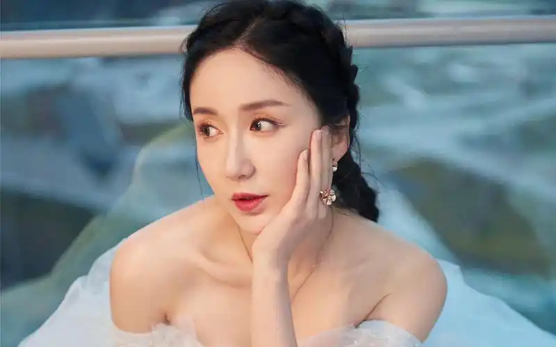 娄艺潇抹胸纱裙性感图片桌面壁纸