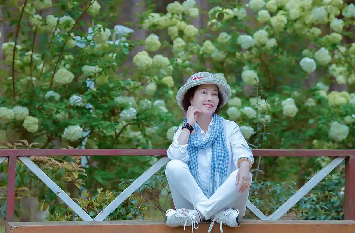 摄影#摆拍#姿势 在美景中,都会想多拍几张照片,经常面对镜 - 抖音