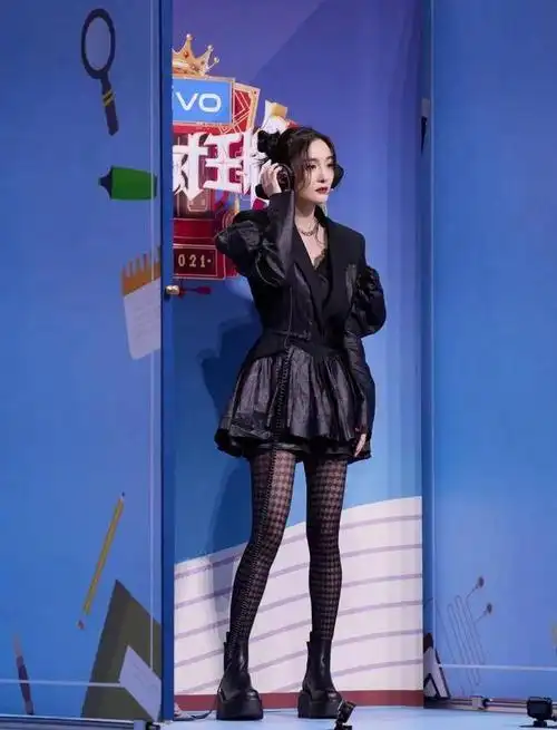 杨幂登节目风格大变穿西装裙梳丸子头一双小鸟腿太吸睛