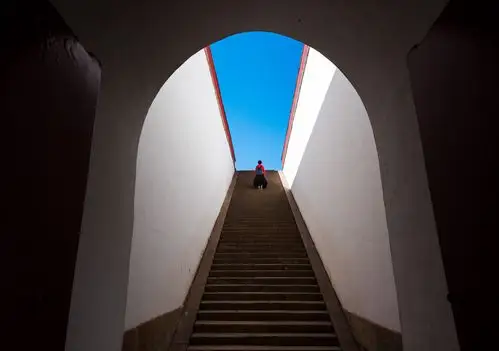 摄影框架式构图只不过是满足了你的好奇心或偷窥欲