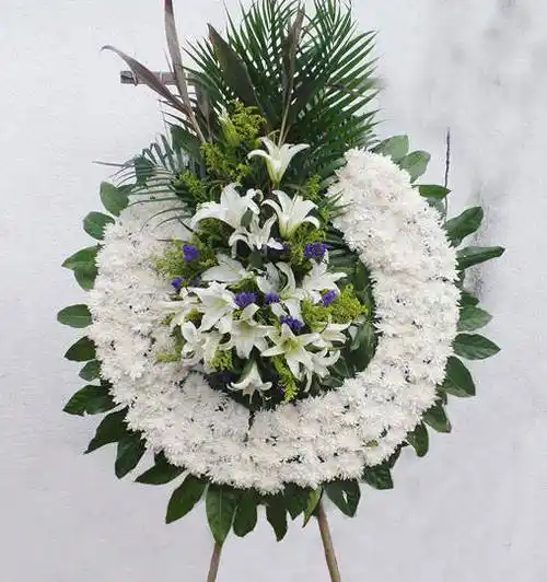 象征"严肃,肃穆"的黄菊,常常会与白菊一起使用悼念死去的人,寓意是