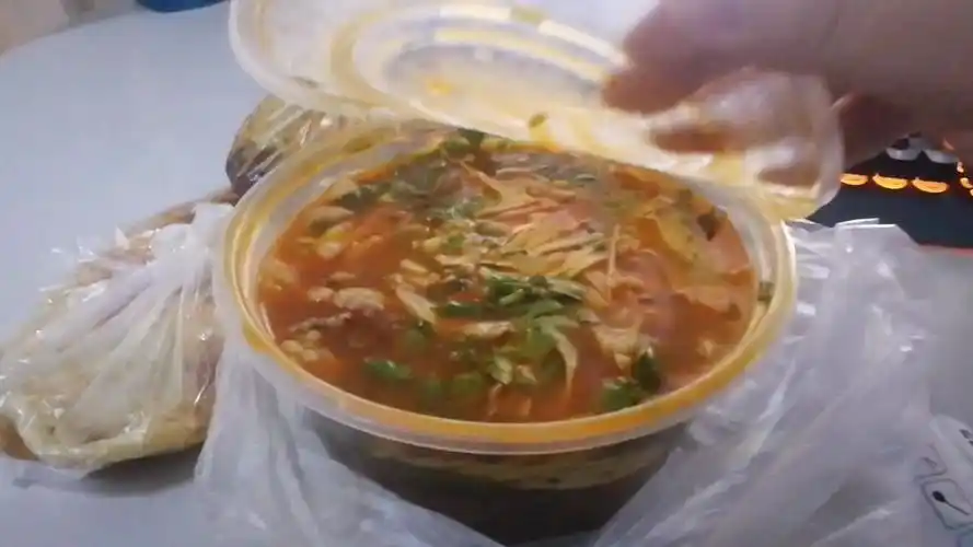 大半夜手贱看米饭哥江明吃饭,凌晨3点叫了牛杂汤,大口吃着真爽