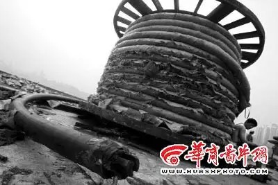 昨日,石板坡复线桥,等待安装的体外索缠绕在巨大的滚轴上