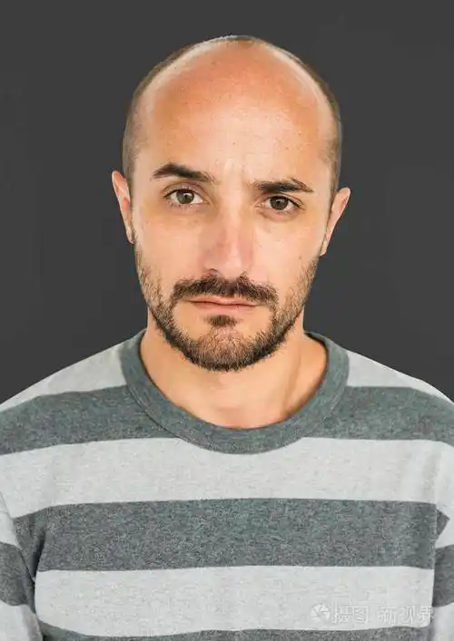 严重的秃头男人的脸