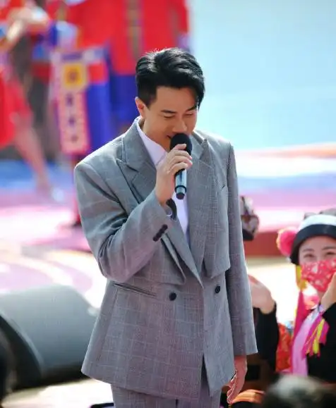 刘恺威:喜提央视"小春晚",浩坤湖边翻唱江疏影的《山水相恋》
