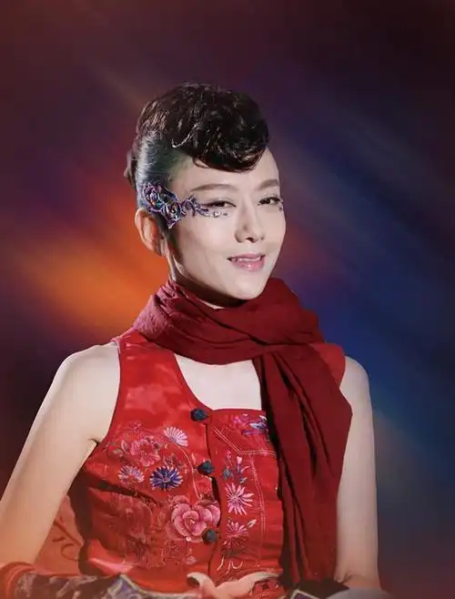 杨丽萍上台没穿衣服?服装全部都是彩绘的,镜头放大时太"抢眼"