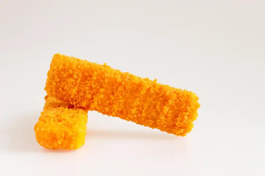 炸鱼条,在明亮的背景上拍到的鱼棒