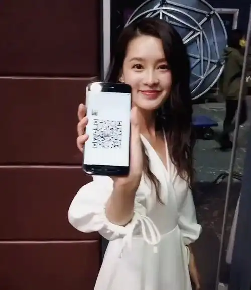 李沁主动邀请男记者加好友,露出"二维码"时,粉丝截屏截到手酸|娱乐圈