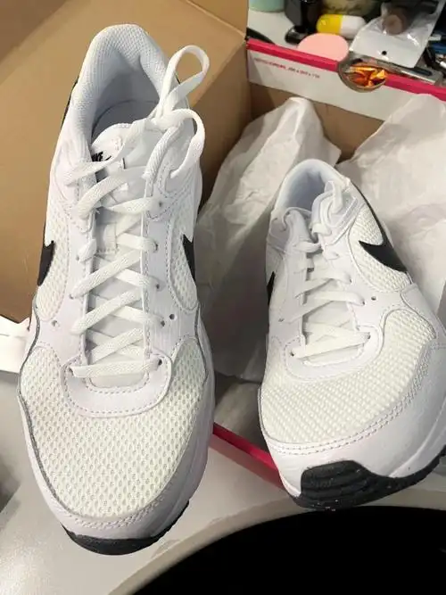 经典白色耐克气垫鞋