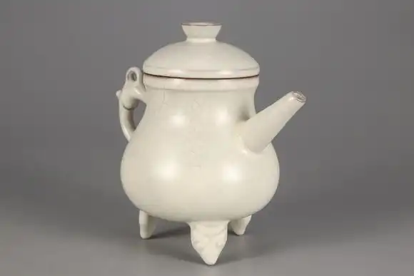 宋官窑三足茶壶