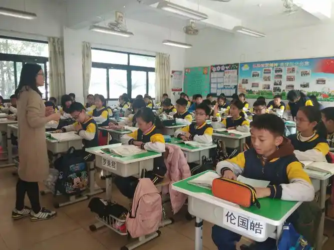 12月13日上午,河滘小学卢杏华老师在南庄中心小学进行研讨课的展示