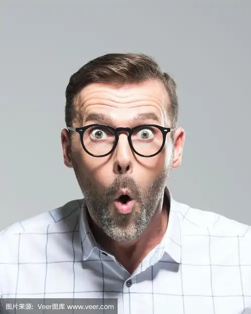 脸上带着惊讶的表情