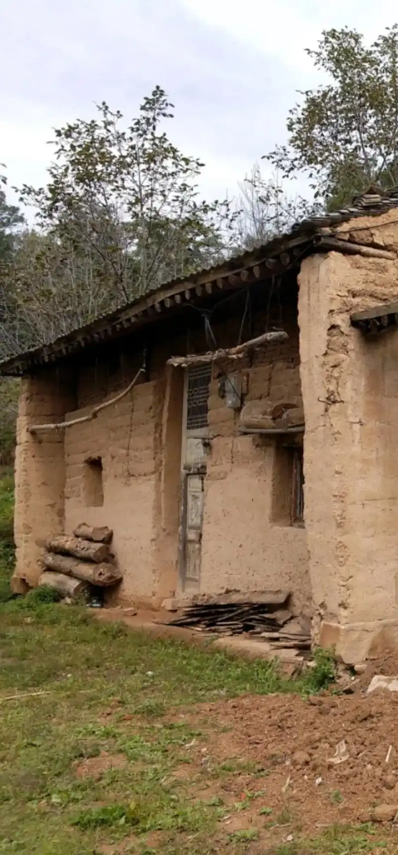 老房子的拆迁消息传来,,村里那三间无主的土屋才又一次引起了村 - 抖