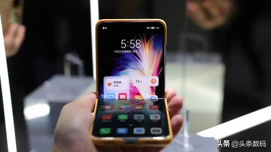 华为发布p50 pocket折叠屏手机,采用翻盖方式,类似三星z flip