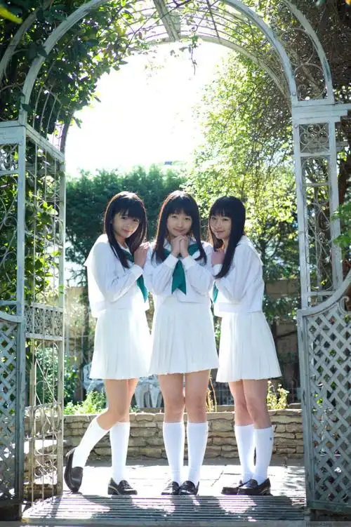 三姐妹篇高清大图就算全世界抛弃了你至少还有我们