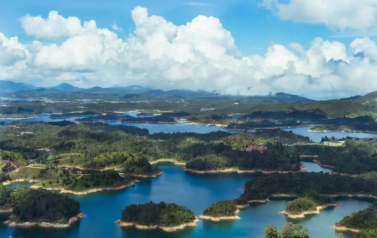 万绿湖风景区,广东省的旅游胜地 万绿湖风景区位于中国广东省河源市