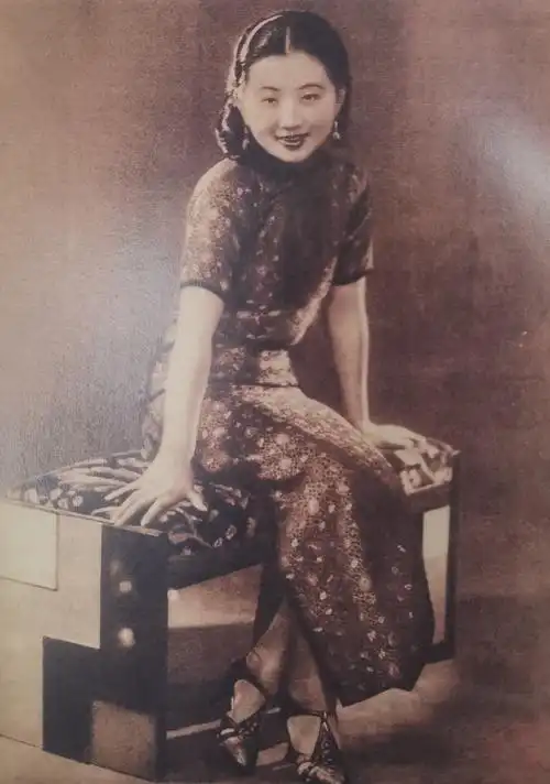 红帮裁缝制作的改良旗袍,刊登在1930年《中国大观图画年鉴》.