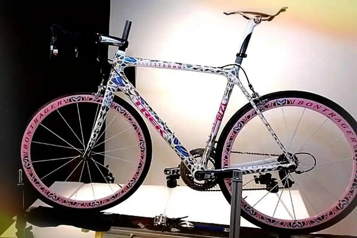 9191 蝴蝶trek madone这辆自行车是由著名艺术家戴米恩·赫斯特