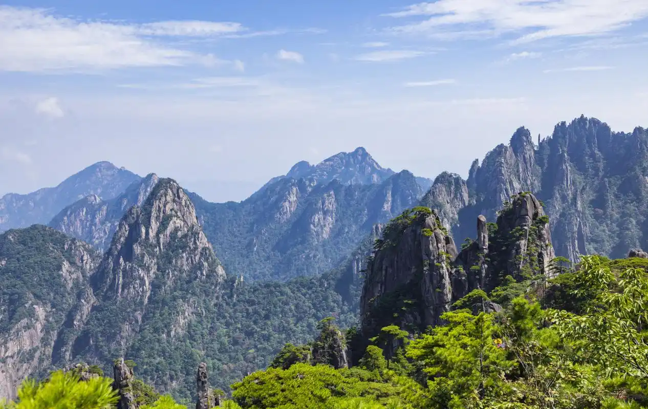 安徽黄山位于中国东南部,是中国五大名山之一.