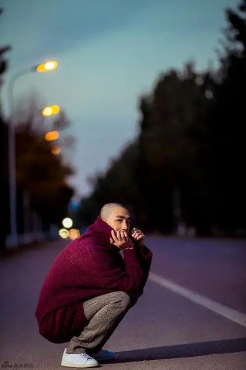俞灏明光头忧郁街拍图片