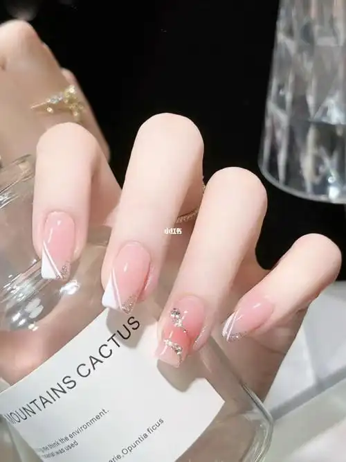 气质女神温柔裸色腮红拉线法式美甲