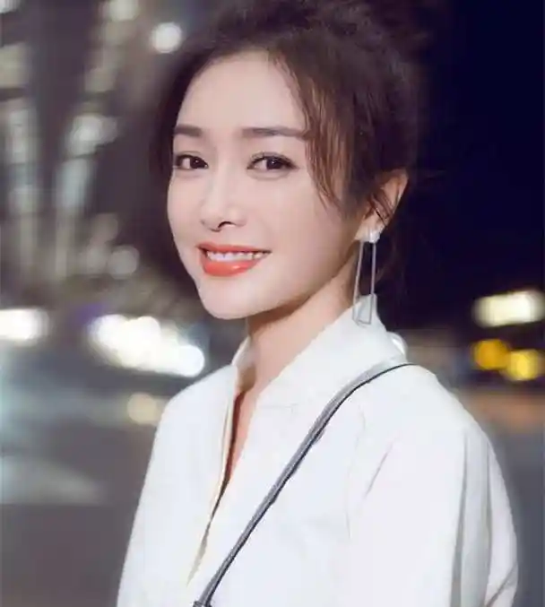 网友偶遇"富察皇后"秦岚逛街,36岁的她颜值重回十八岁巅峰