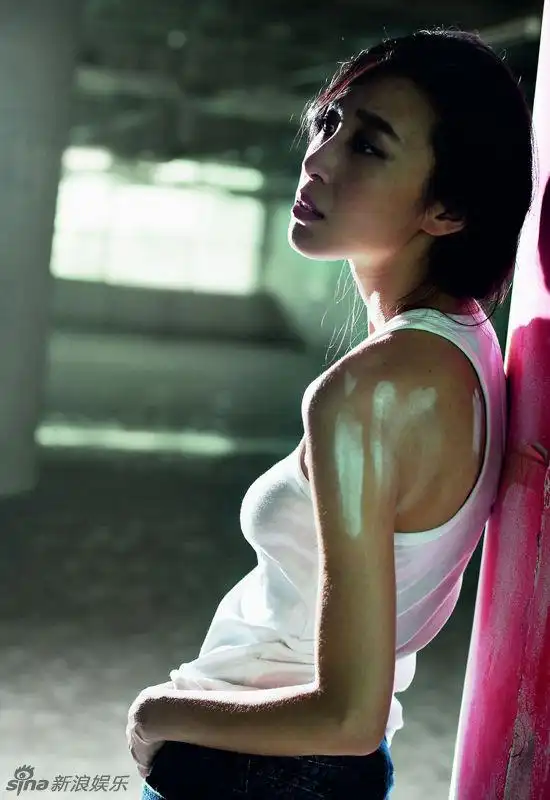 22 18:31:23 1 / 4 新浪娱乐讯 人气演员张乐近日荣登某男性杂志,在