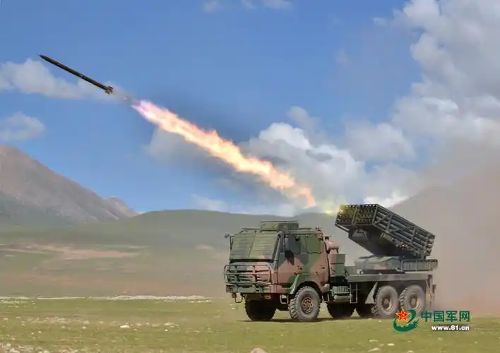 雪山脚下实弹射击 炮弹似"神剑"出鞘