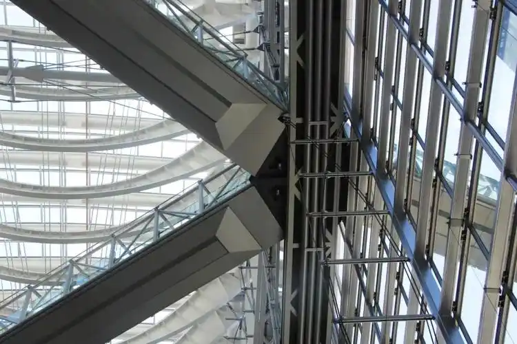 仰视连廊与幕墙水平桁架的连接
