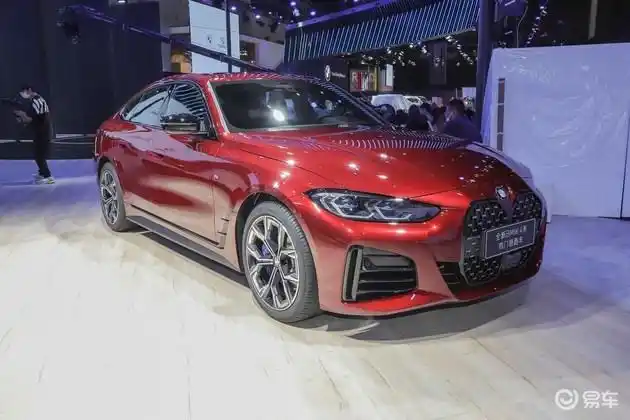 2021成都车展全新宝马4系四门轿跑