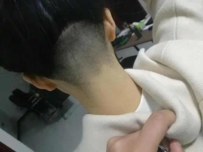 4.剃了后脑勺
