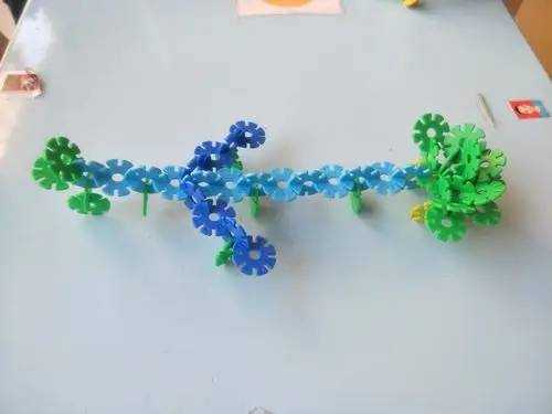 今天我们一起动手来做:飞机 活动准备:雪花片,雪花片飞机模型 完成啦