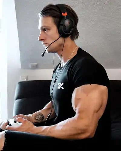 下面就跟大家分享3个训练肱二头肌的动作,让你的手臂肌肉得到增长.