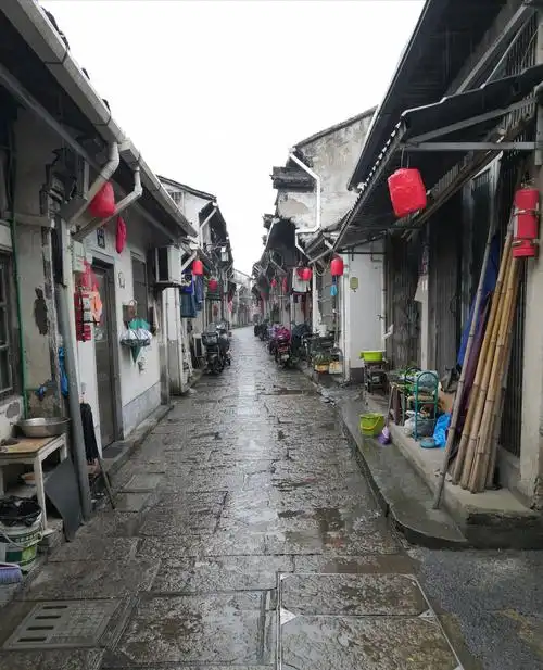 西兴古镇雨中游