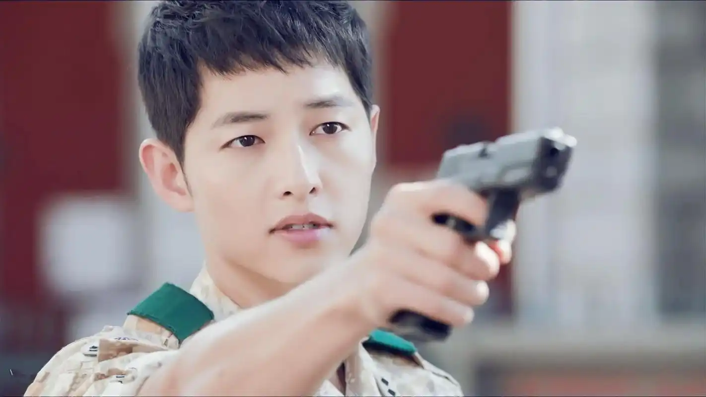 宋仲基《太阳的后裔》举枪高清剧照桌面壁纸