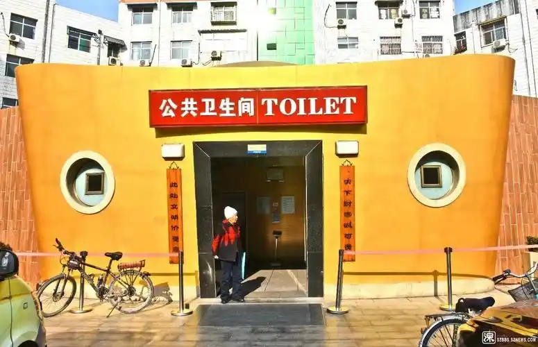 长城厕所!门口等待时还可以对弈一局!
