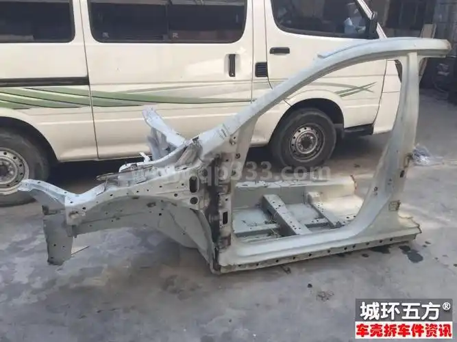 13日产新骐达左前纵梁