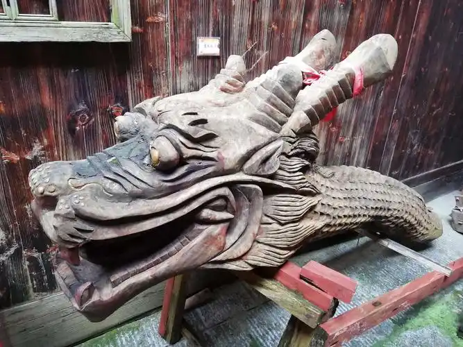 精致的木雕龙头.