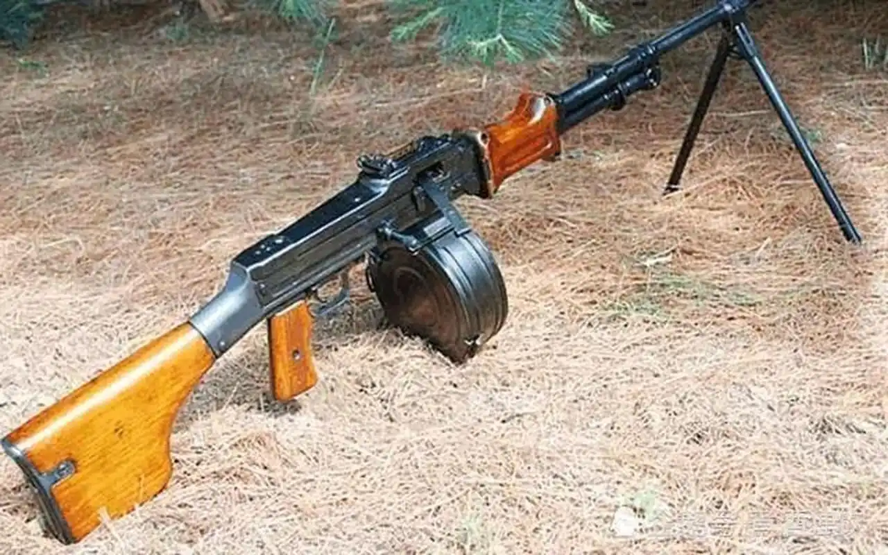 中国国产机枪系列之"机枪爷爷" 53式轻机枪模仿于苏制dp-28轻机枪而来