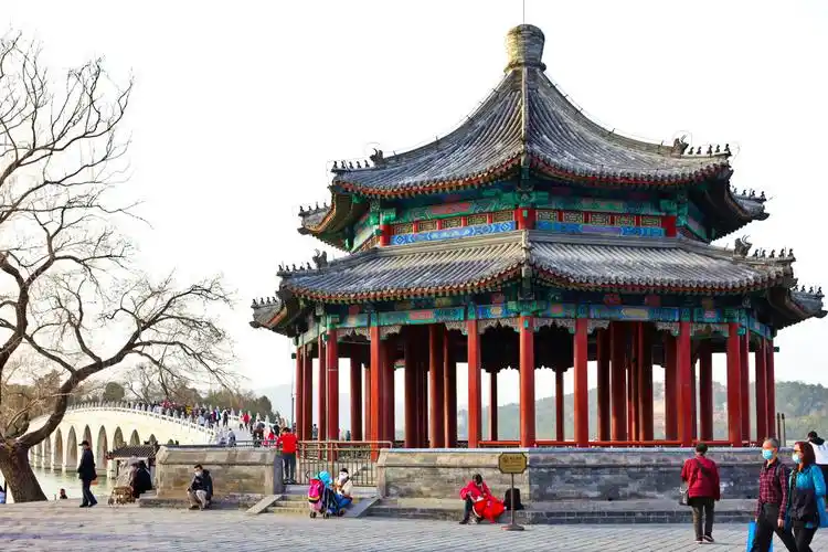 中国最大的亭子廓如亭位于颐和园新建宫门以南的东堤上始建于乾隆十七