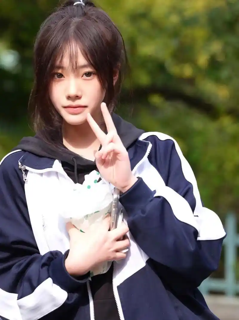 05女高中生校园写真|终于在学校里拍照片啦 我的好朋友在学校里随便给