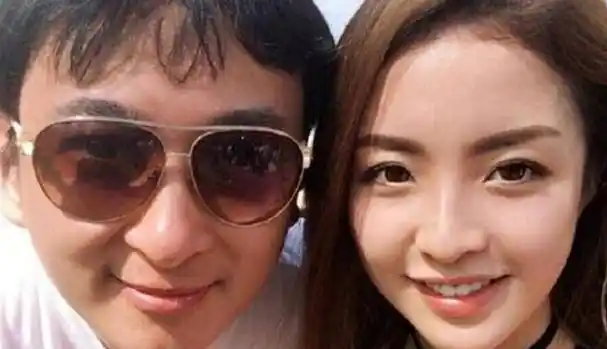 王思聪罕见现身平价ktv,校长变身麦霸表情专注,美女不嫌档次低?_网友_