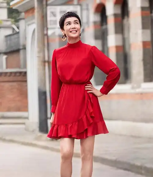 66年的蒋雯丽越穿越年轻一身黑穿搭再戴藏青色渔夫帽超减龄