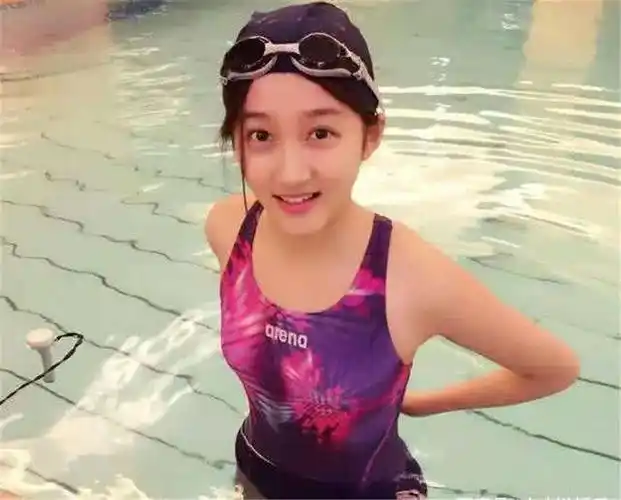 张钧甯在微博晒出的这一组照片也是实力满满,照片中张钧甯在游泳池旁