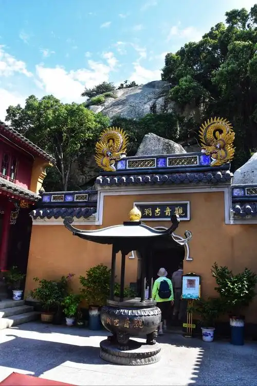 早晨直接从酒店旁的小路登山而上,依次观赏了普陀山著名的三石:二龟听