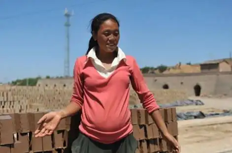 女子挺着大肚子搬砖,丈夫在一边却不劝阻,真相让人落泪